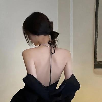 微光下的蓝色男孩